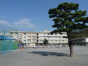 片瀬小学校外観